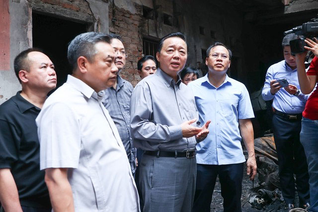 L&atilde;nh đạo trung ương, bộ, ng&agrave;nh v&agrave; TP H&agrave; Nội trực tiếp c&oacute; mặt tại hiện trường, chỉ đạo khắc phục hậu quả vụ ch&aacute;y  Ảnh: HUY THANH