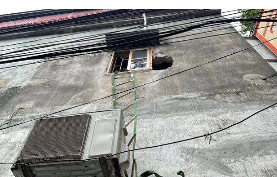 Vụ cháy 14 người tử vong: Chủ nhà trọ đục tường, trèo thang dây thoát khỏi đám cháy- Ảnh 1.