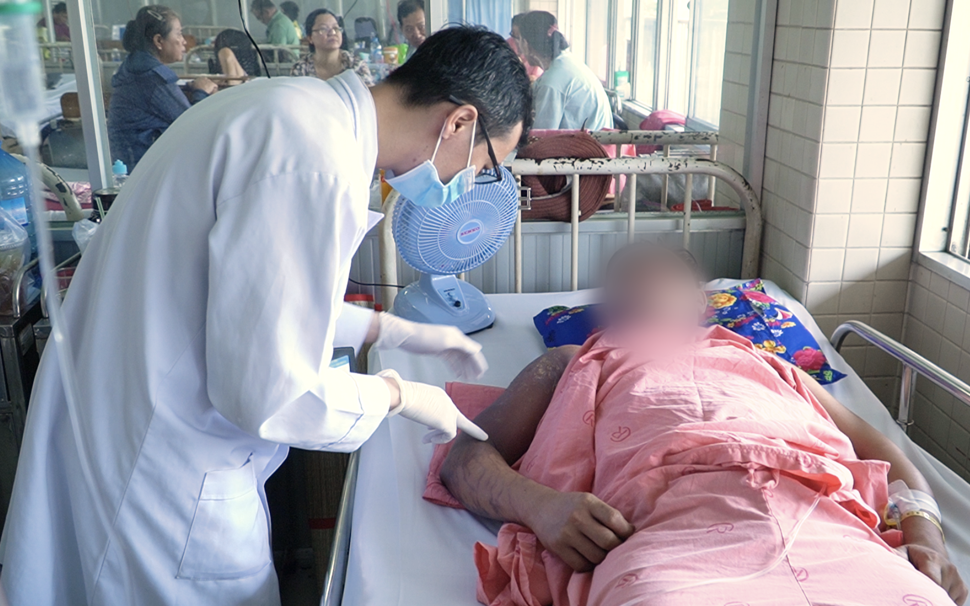 Vụ tạt hóa chất ở quận 7, TP HCM: Thêm 1 nạn nhân tử vong