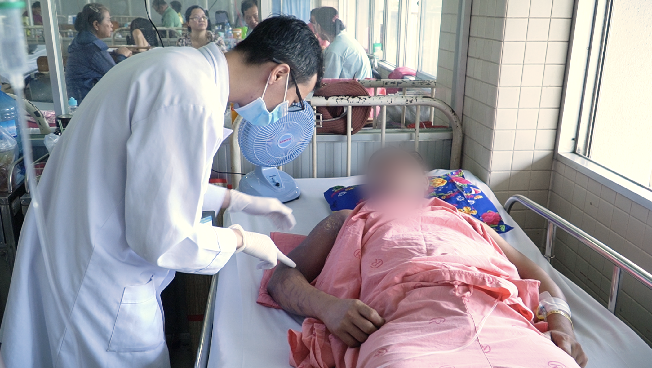 Vụ tạt hóa chất ở quận 7, TP HCM: Thêm 1 nạn nhân tử vong- Ảnh 1.