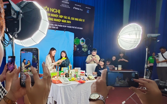 Lúng túng khi đưa nông sản lên sàn