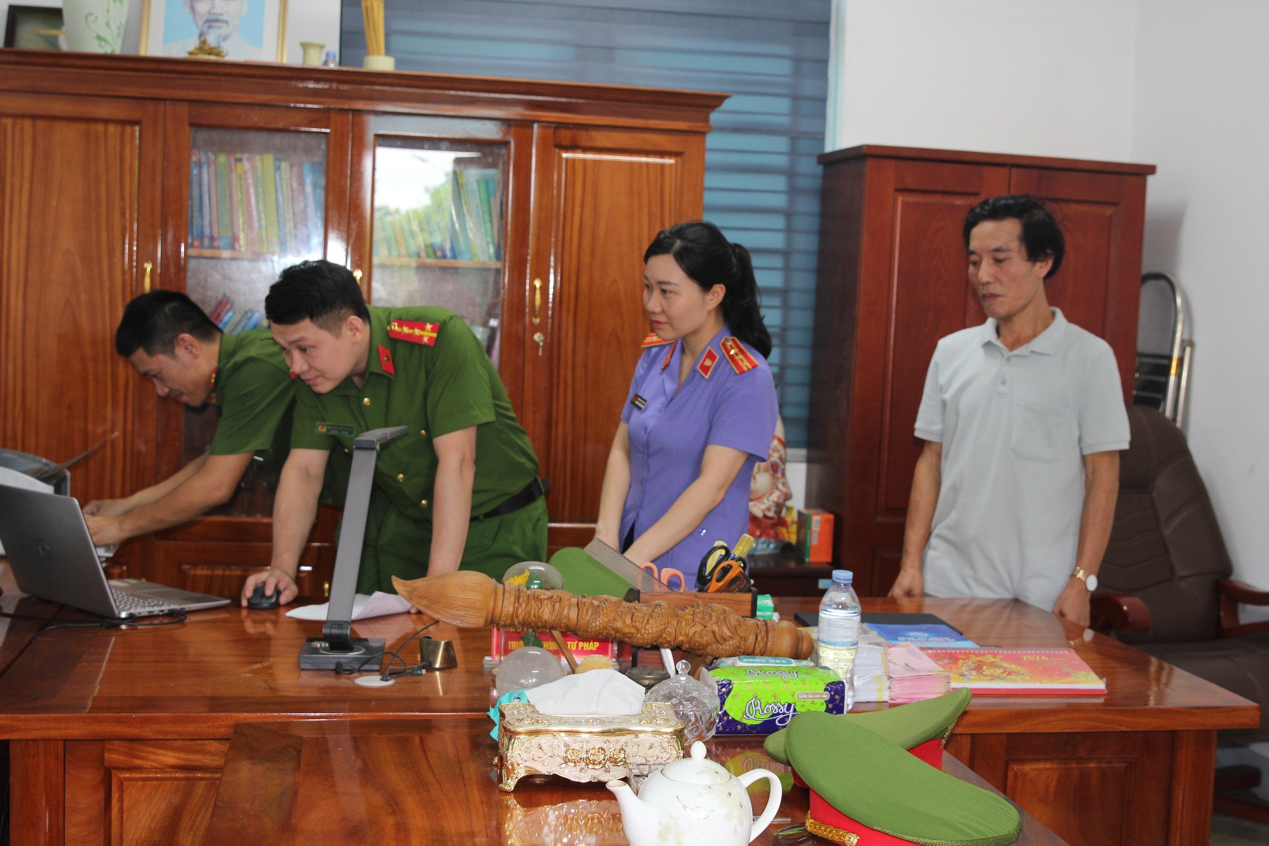 Bắt 1 Phó chánh văn phòng và 1 Trưởng phòng Tư pháp- Ảnh 2.