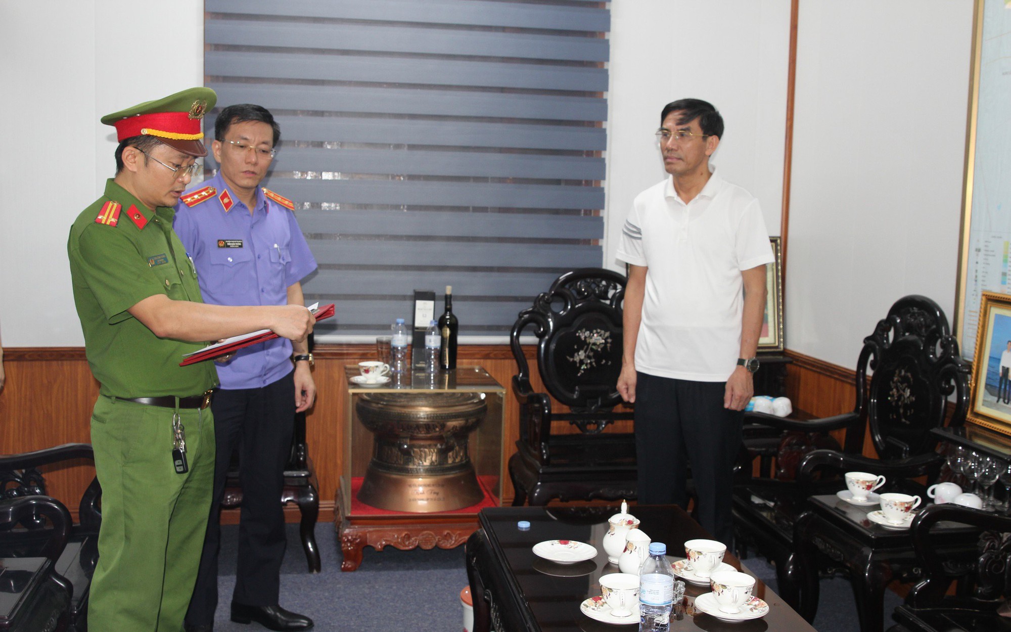 Bắt 1 Phó chánh văn phòng và 1 Trưởng phòng Tư pháp