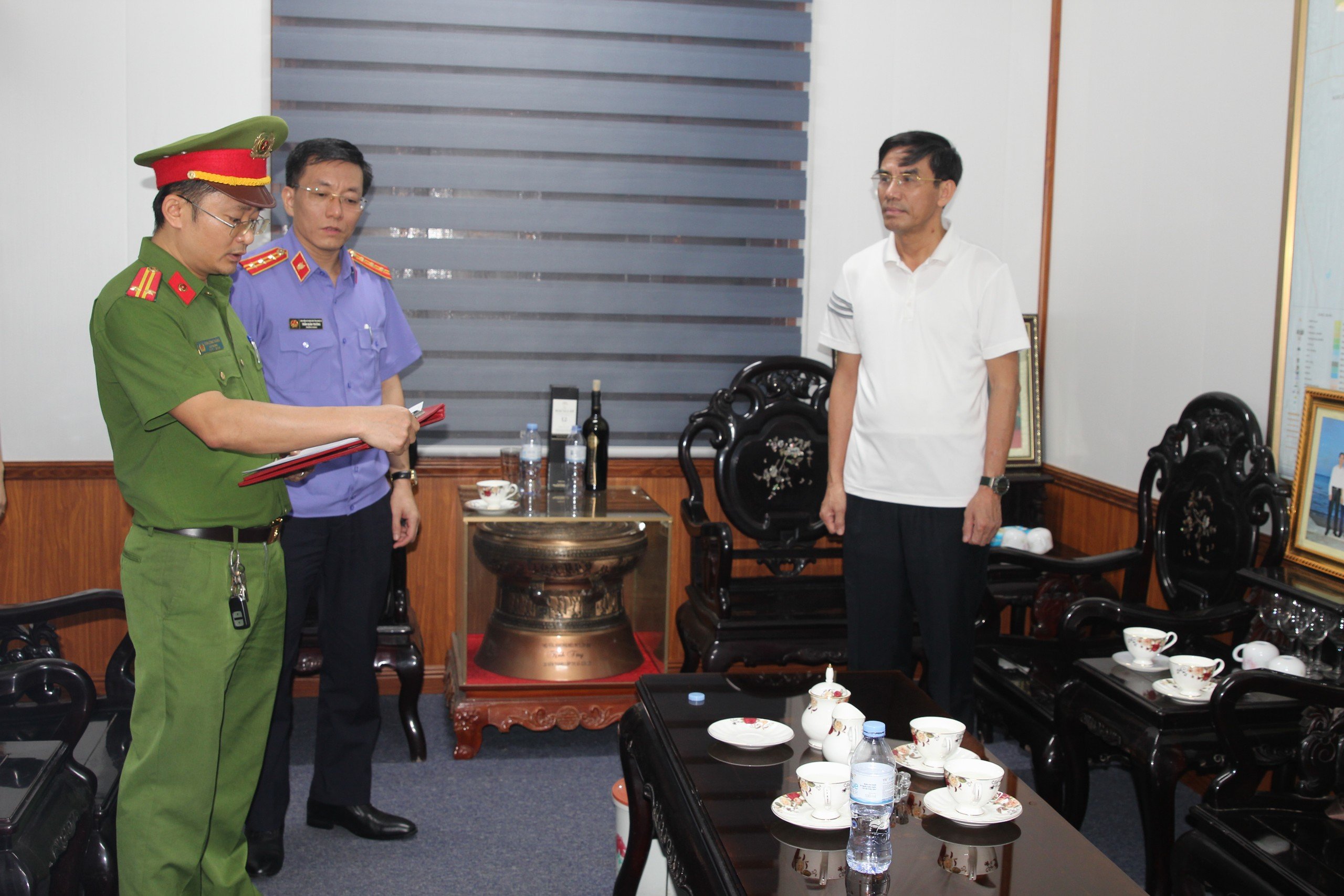 Bắt 1 Phó chánh văn phòng và 1 Trưởng phòng Tư pháp- Ảnh 1.