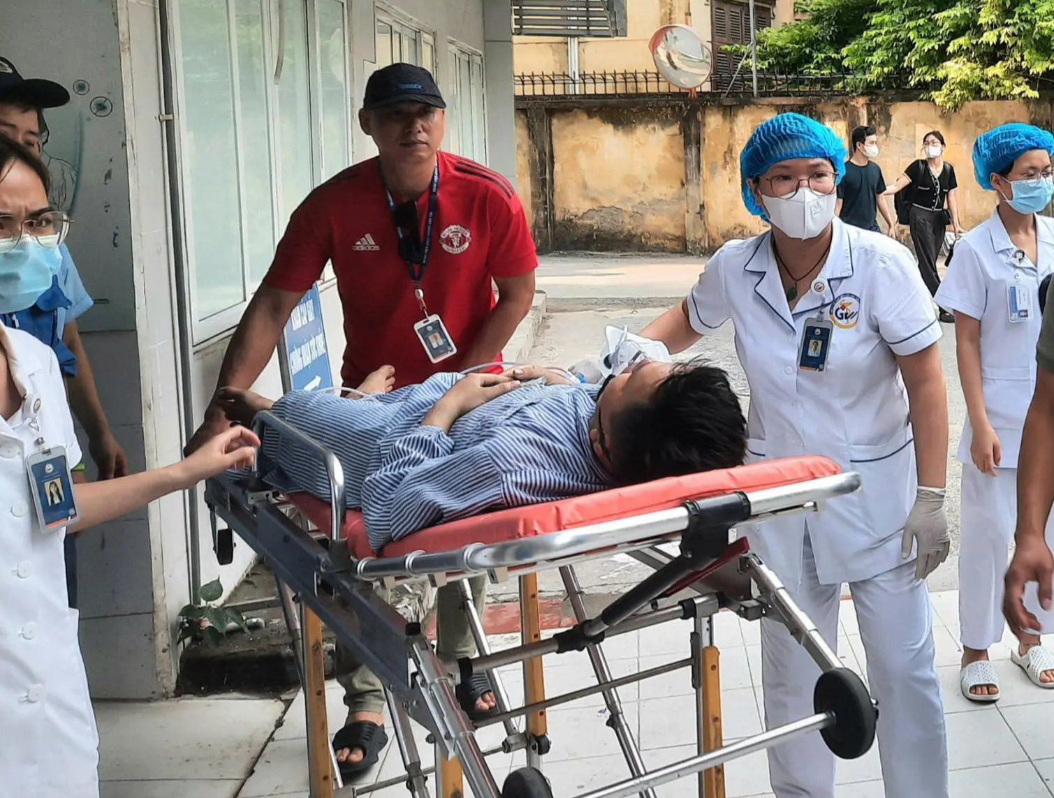 Vụ ch&aacute;y 14 người chết: 3 nạn nh&acirc;n bị thương chuyển viện tuyến tr&ecirc;n- Ảnh 1.