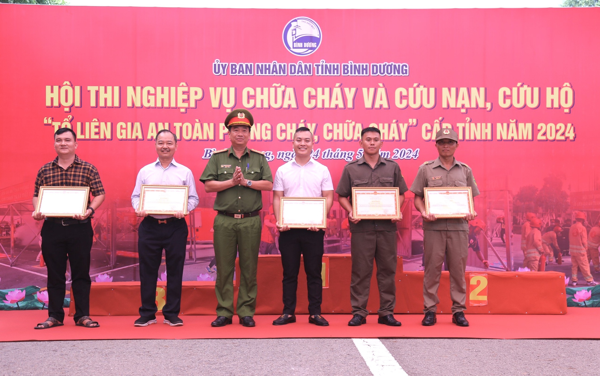 Tổ li&ecirc;n gia PCCC ở B&igrave;nh Dương dập tắt vụ ch&aacute;y c&oacute; 7 người ở căn nh&agrave; 3 tầng- Ảnh 1.