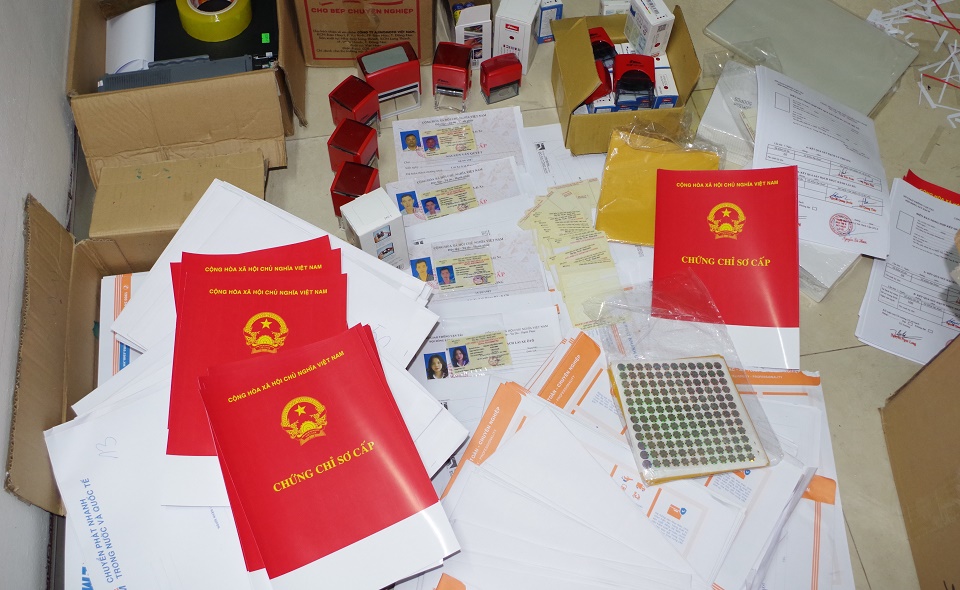 Phá đường dây làm giả tài liệu đặc biệt lớn liên quan 63 tỉnh, thành- Ảnh 2.