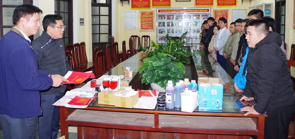 Phá đường dây làm giả tài liệu đặc biệt lớn liên quan 63 tỉnh, thành- Ảnh 1.