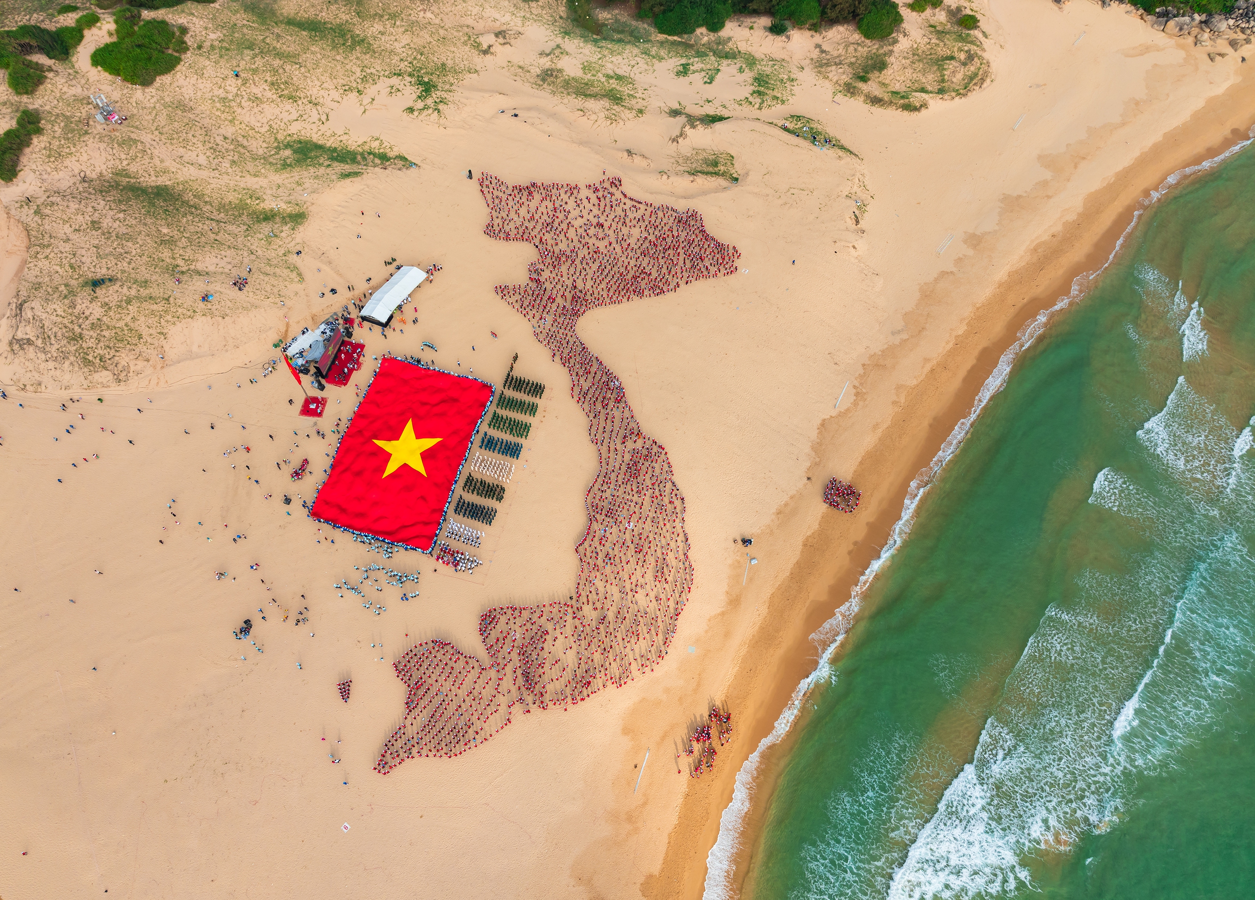 Lễ thượng cờ ở Mũi Điện-Ph&uacute; Y&ecirc;n. Ảnh: L&Ecirc; CH&Iacute; TRUNG