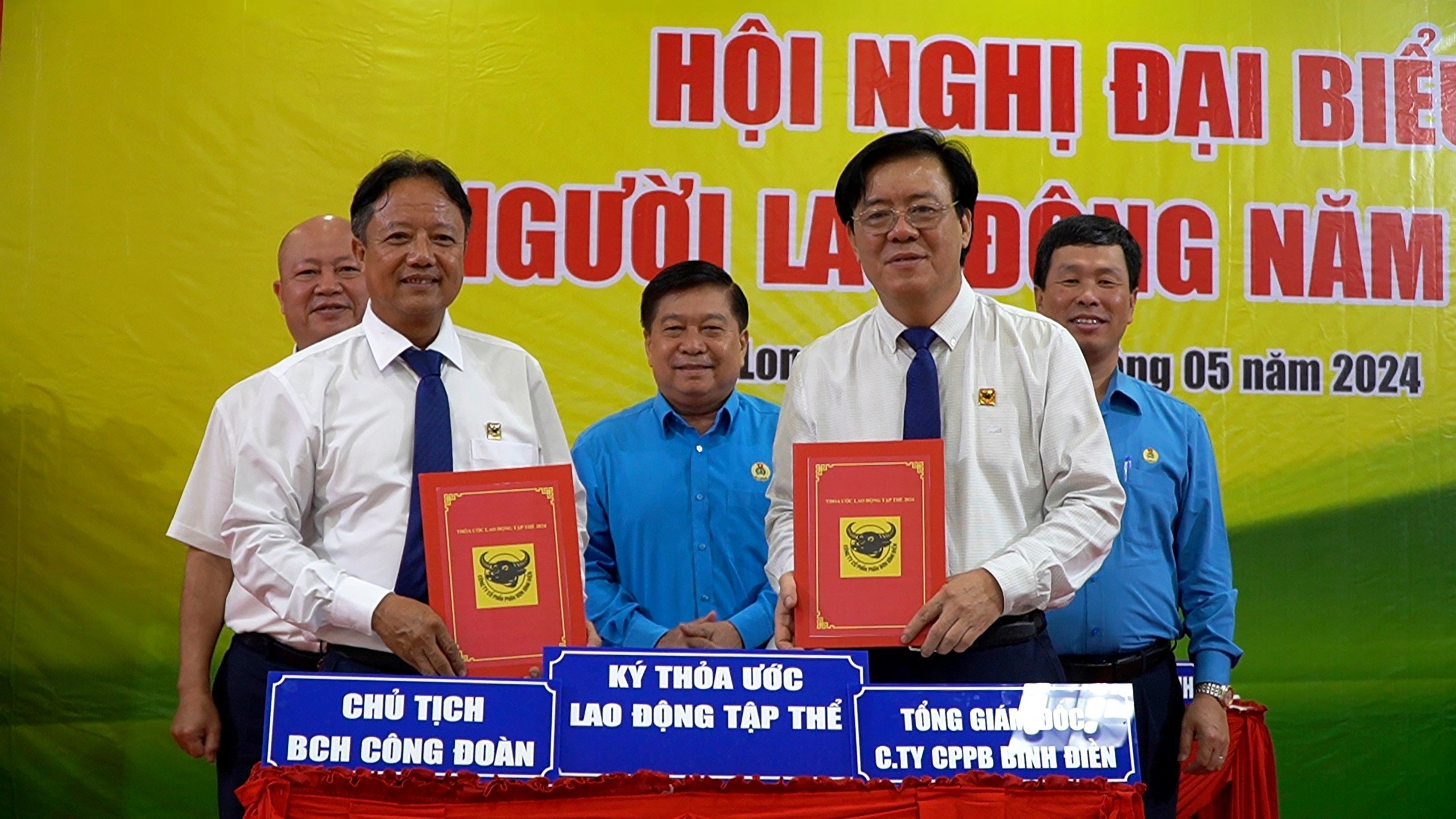 Đại diện Ban Gi&aacute;m đốc v&agrave; C&ocirc;ng đo&agrave;n C&ocirc;ng ty CP Ph&acirc;n b&oacute;n B&igrave;nh Điền k&yacute; kết thỏa ước lao động tập thể Ảnh: THANH LONG