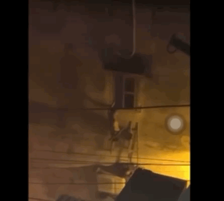 VIDEO vụ cháy 14 người chết: 2 nam thanh niên kể giây phút đục tường cứu người kêu cứu- Ảnh 2.