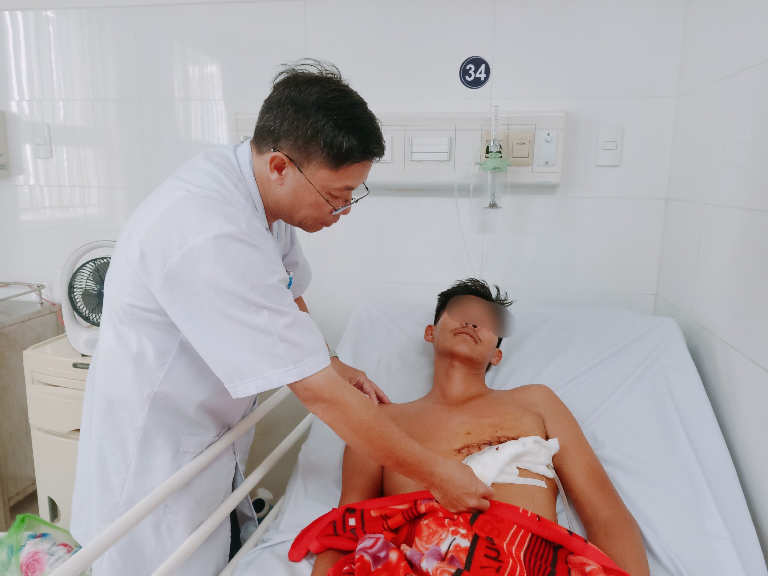 Bệnh viện b&aacute;o động đỏ, cứu bệnh nh&acirc;n bị đ&acirc;m nhầm- Ảnh 1.
