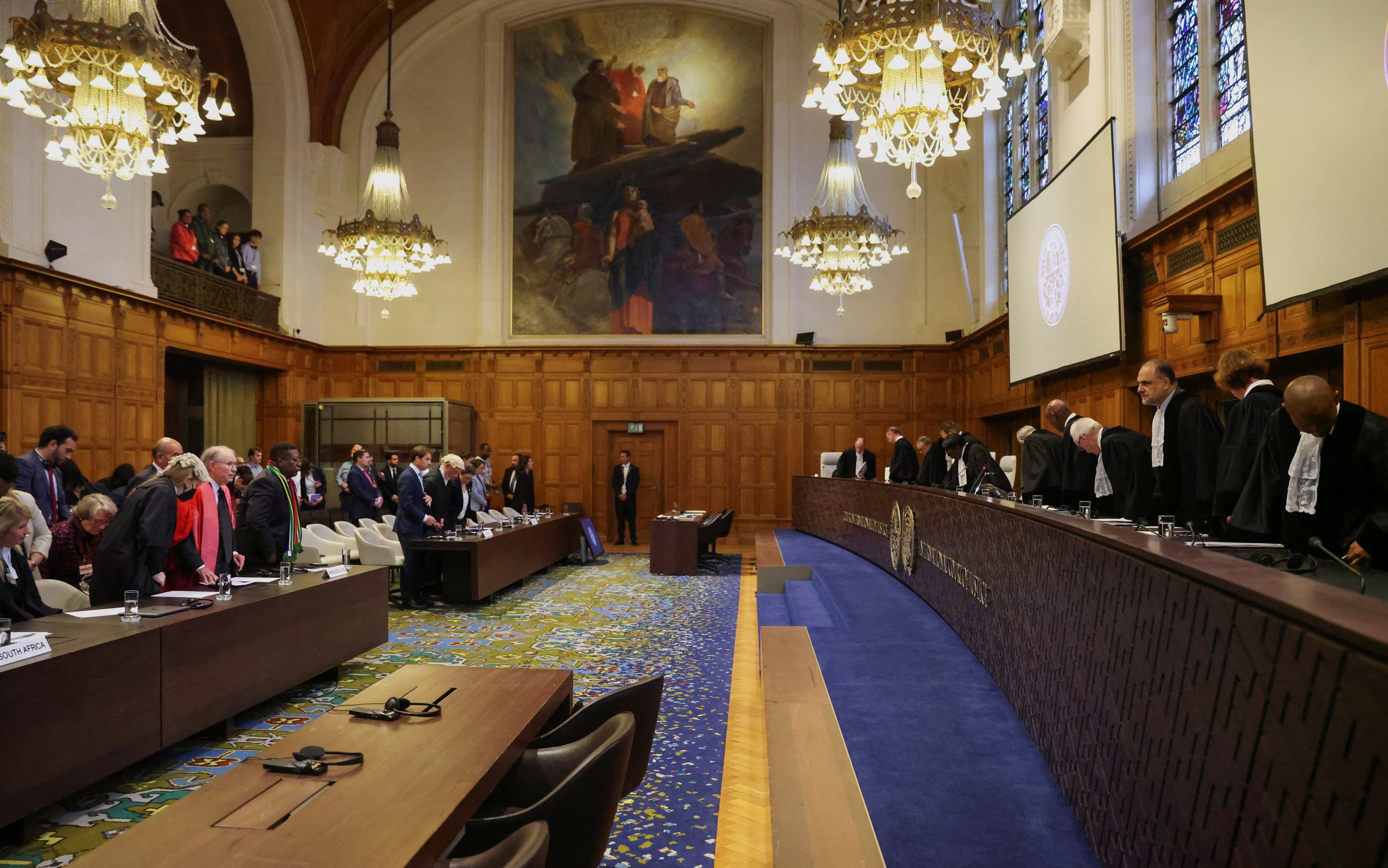 C&aacute;c đại biểu tham dự phi&ecirc;n t&ograve;a tại T&ograve;a C&ocirc;ng l&yacute; Quốc tế (ICJ) ở The Hague - H&agrave; Lan, nơi ra ph&aacute;n quyết y&ecirc;u cầu Israel dừng cuộc tấn c&ocirc;ng Rafah h&ocirc;m 24-5 Ảnh: REUTERS