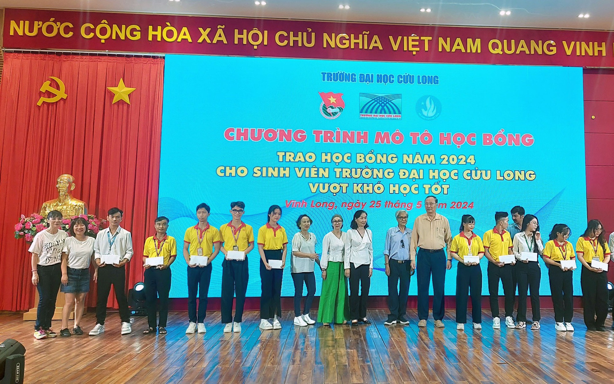 Quỹ “Mô tô học bổng” đến với 25 sinh viên Trường ĐH Cửu Long