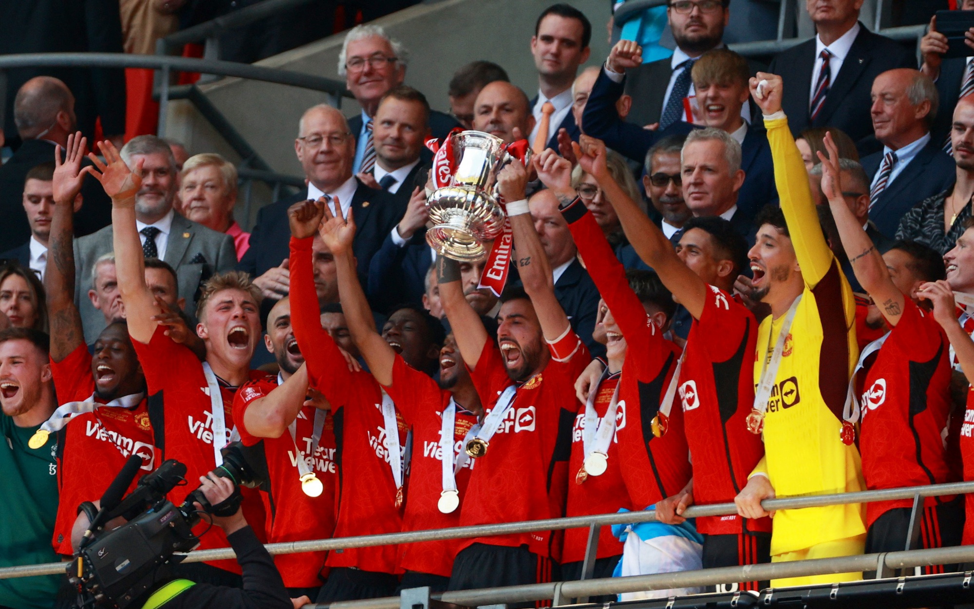 Hai đòn "sát thủ" trong 9 phút, Man United hạ Man City giành FA Cup