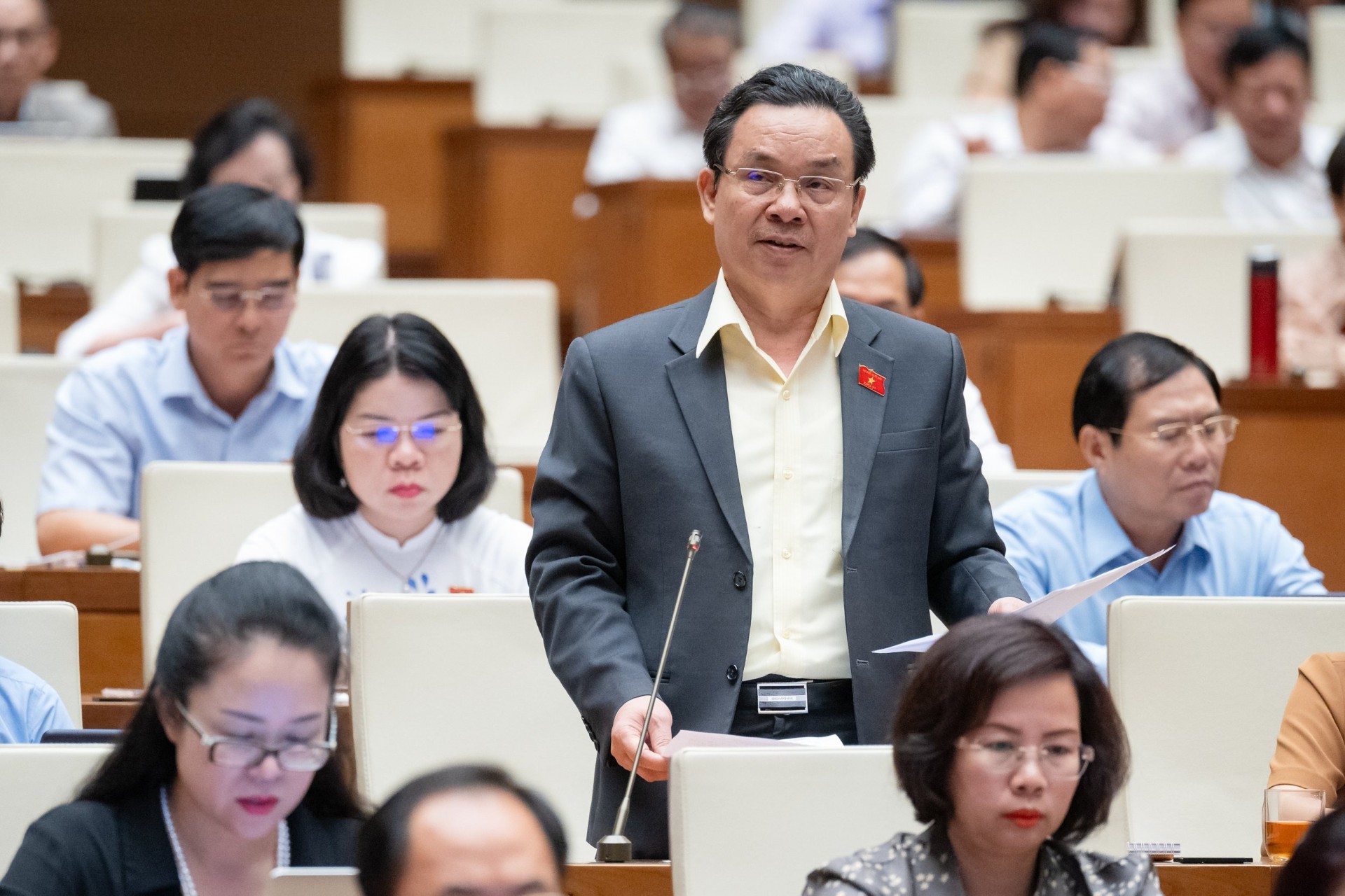 Đại biểu Hoàng Văn Cường đề nghị cho ph&eacute;p khi thực thi c&ocirc;ng vụ được vận dụng c&aacute;c quy định ph&aacute;p luật ph&ugrave; hợp nhất  Ảnh: L&acirc;m Hiển