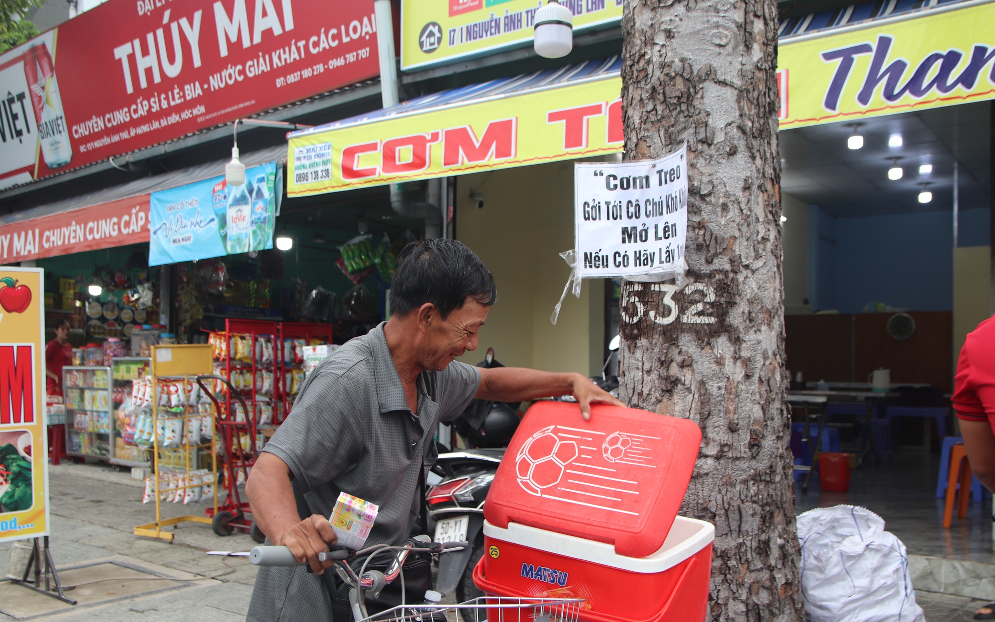 "Cơm treo" nghĩa tình
