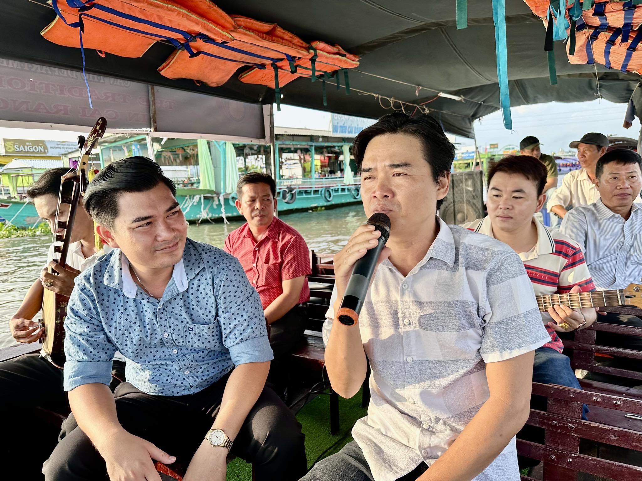 Theo chân Lê Duy, Hồng Thủy đưa
