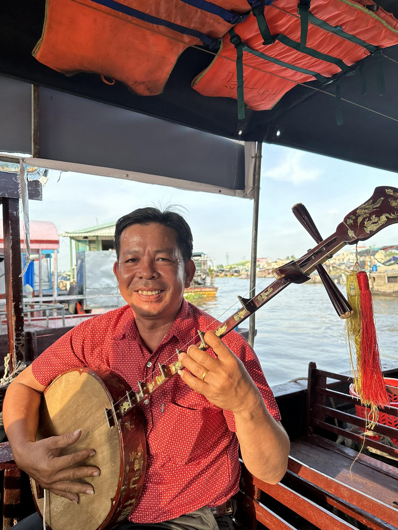 Theo chân Lê Duy, Hồng Thủy đưa