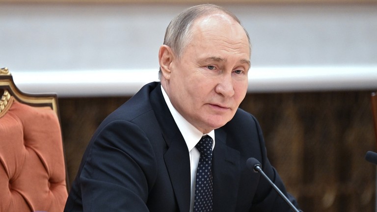 Tổng thống Putin đặt ra "c&acirc;u hỏi đặc biệt" về tổng thống Ukraine- Ảnh 1.