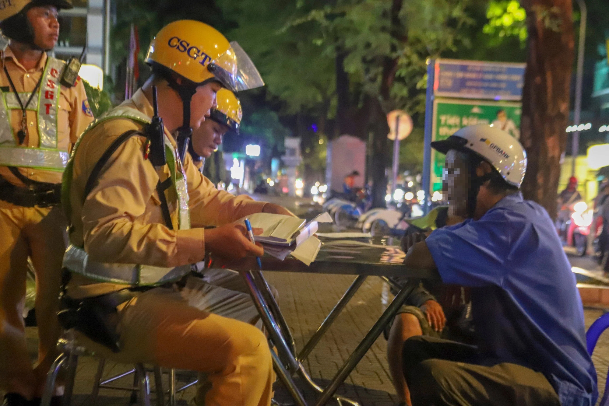 CLIP: Người vi phạm nồng độ cồn n&oacute;i &ldquo;th&agrave; bỏ vợ chứ kh&ocirc;ng bỏ rượu&rdquo;- Ảnh 2.