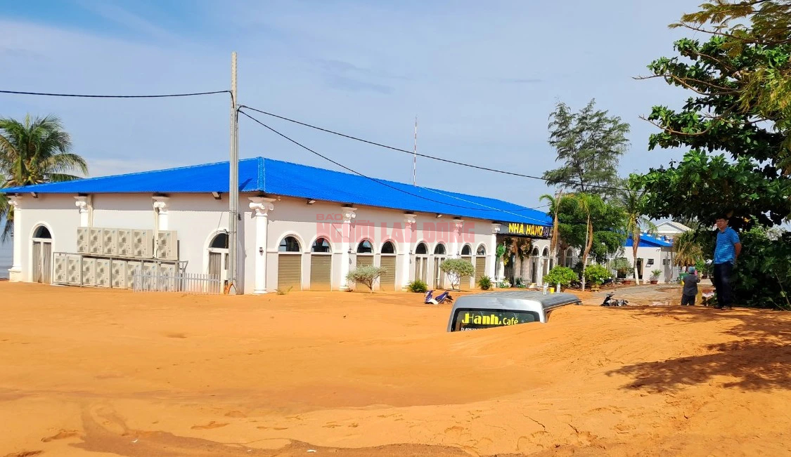 Người d&acirc;n bị ch&ocirc;n v&ugrave;i t&agrave;i sản trong lũ c&aacute;t tại Mũi N&eacute; được đền b&ugrave; ra sao?- Ảnh 2.