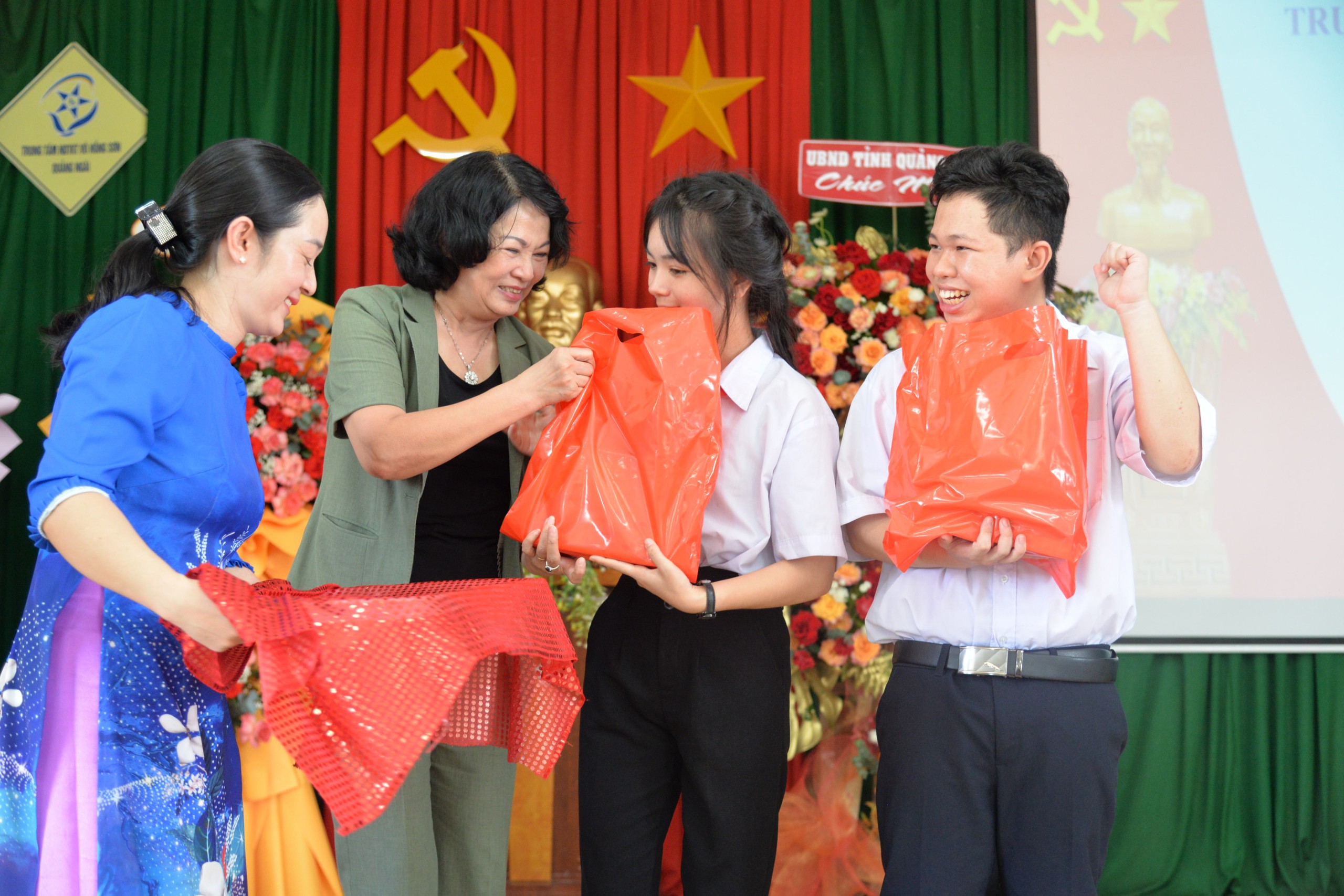 Báo Người Lao Động trao 100 triệu đồng hỗ trợ Trung tâm Nuôi dạy trẻ khuyết tật Võ Hồng Sơn- Ảnh 3.