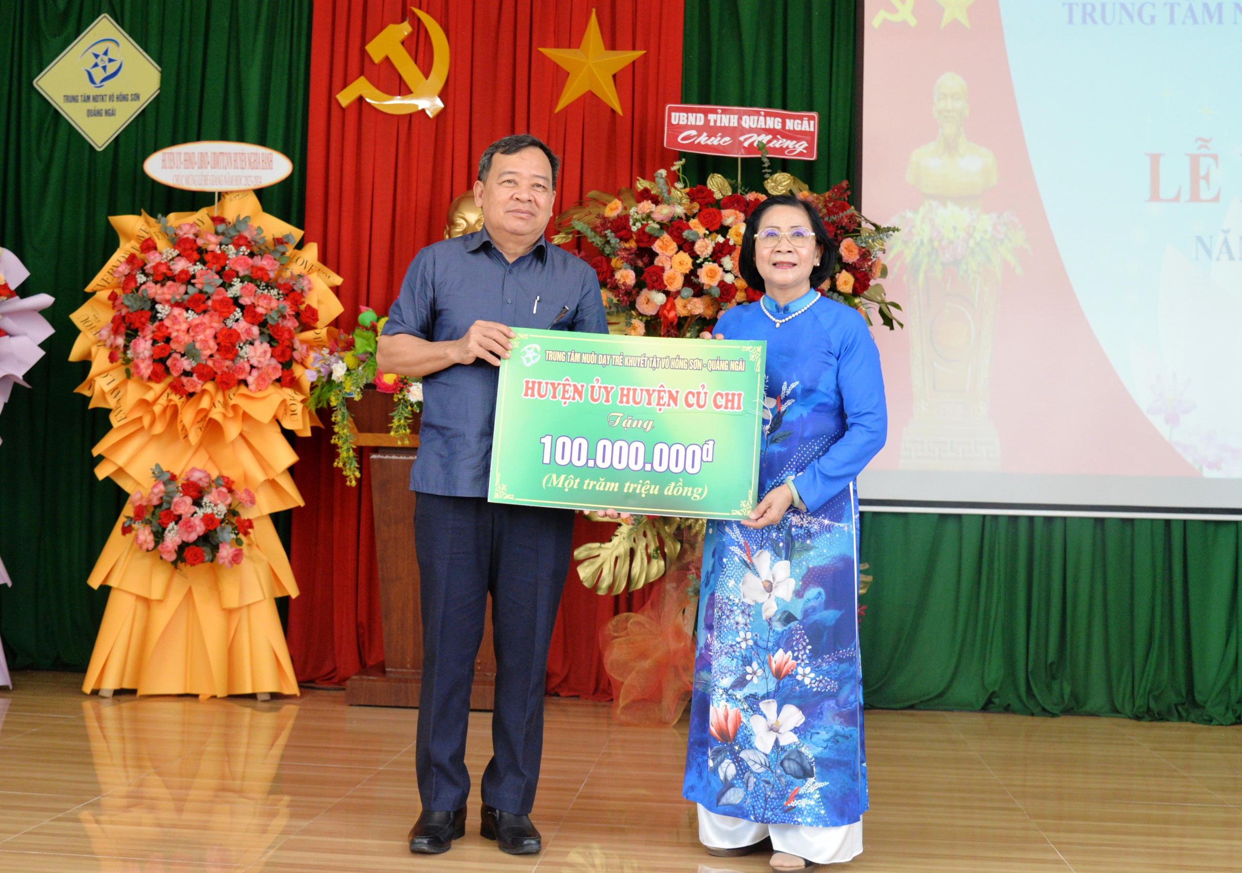 Báo Người Lao Động trao 100 triệu đồng hỗ trợ Trung tâm Nuôi dạy trẻ khuyết tật Võ Hồng Sơn- Ảnh 4.