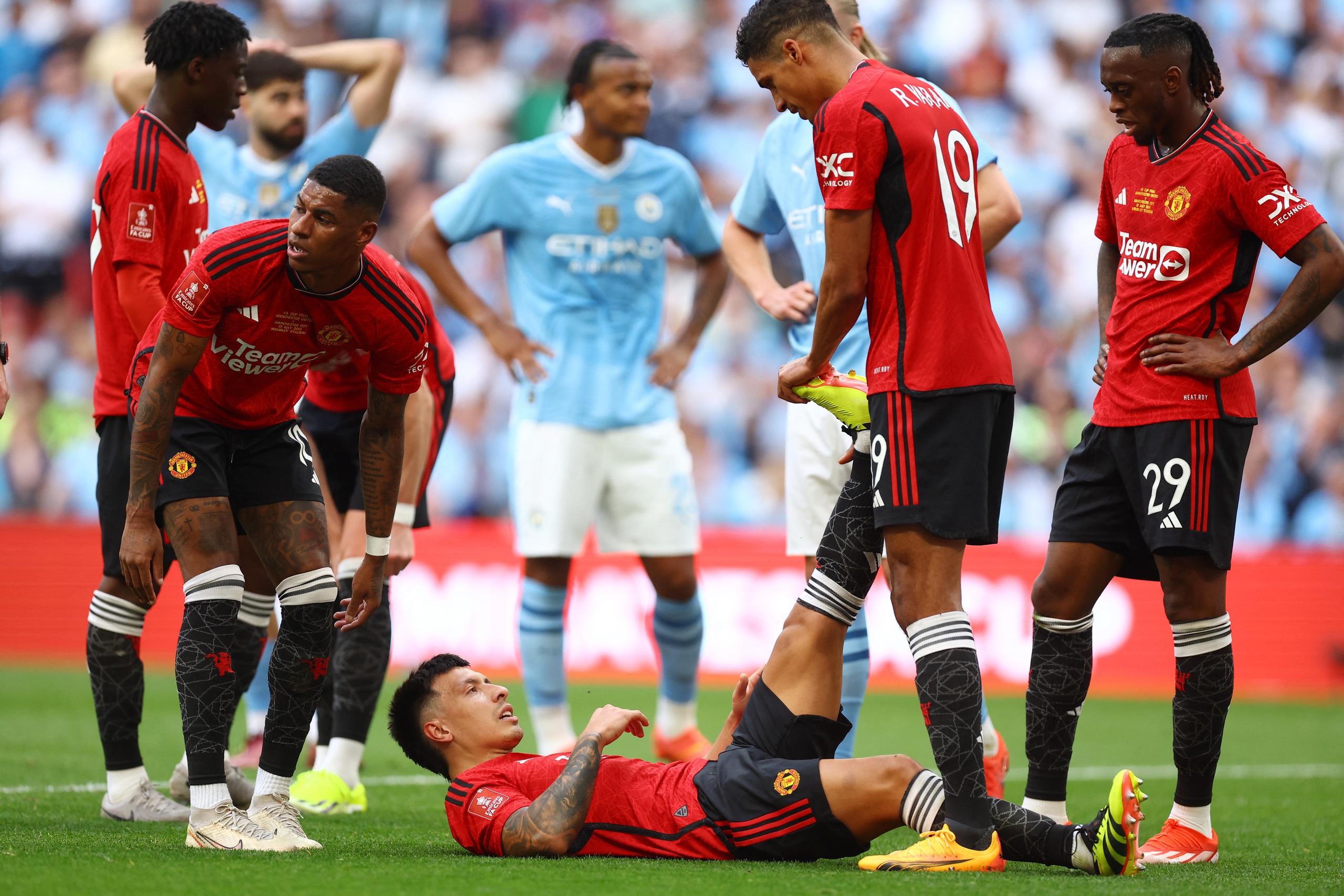 Ng&ocirc;i sao tiền vệ Casemiro sắp bị Man United thanh l&yacute; gi&aacute; rẻ- Ảnh 3.