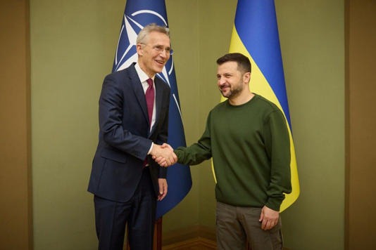 Tổng thư k&yacute; NATO Jens Stoltenberg (tr&aacute;i) v&agrave; Tổng thống Ukraine Volodymyr Zelensky. Ảnh: Văn ph&ograve;ng Tổng thống Ukraine