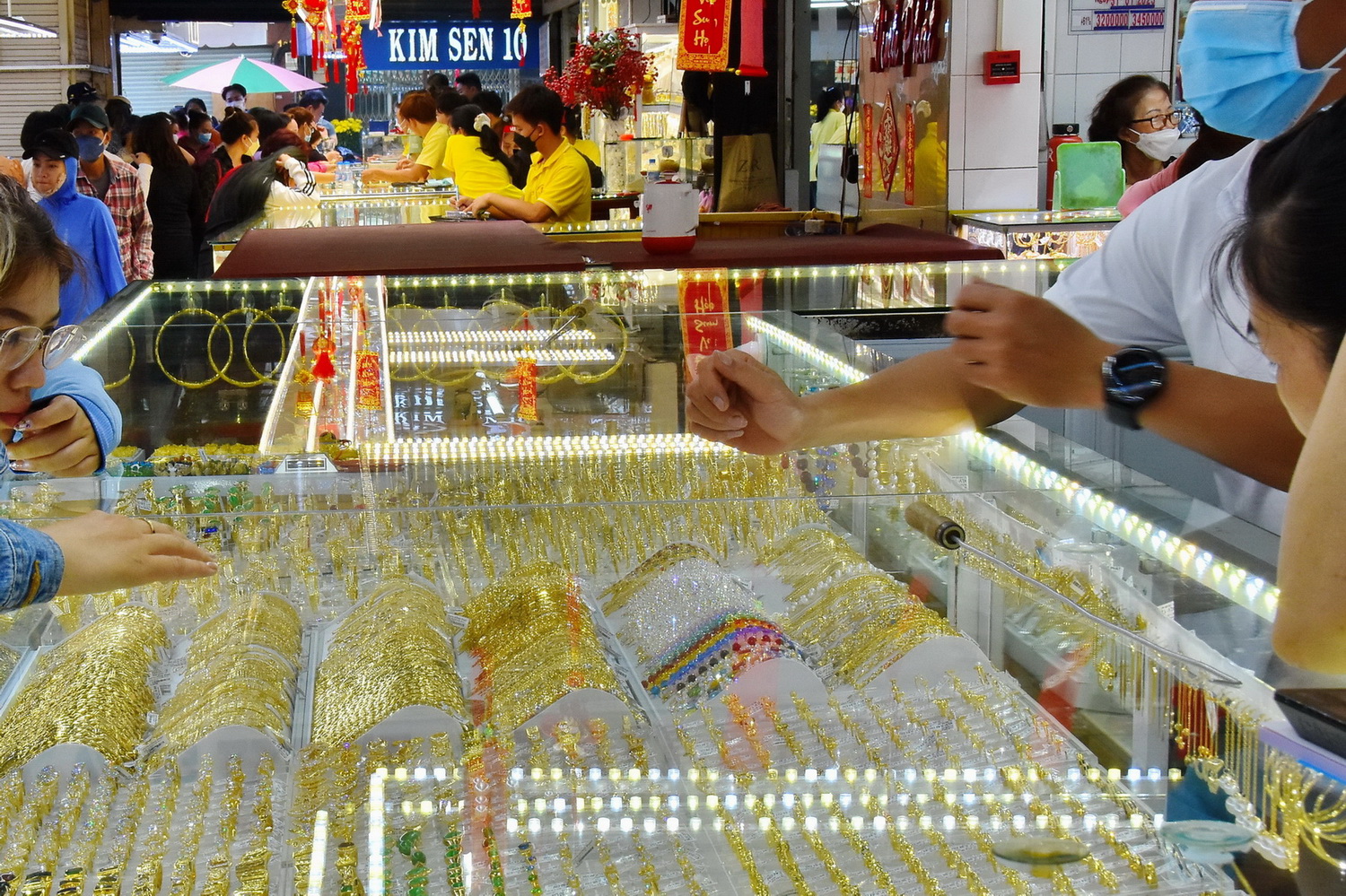 Giá vàng trong nước ngừng rơi- Ảnh 1.