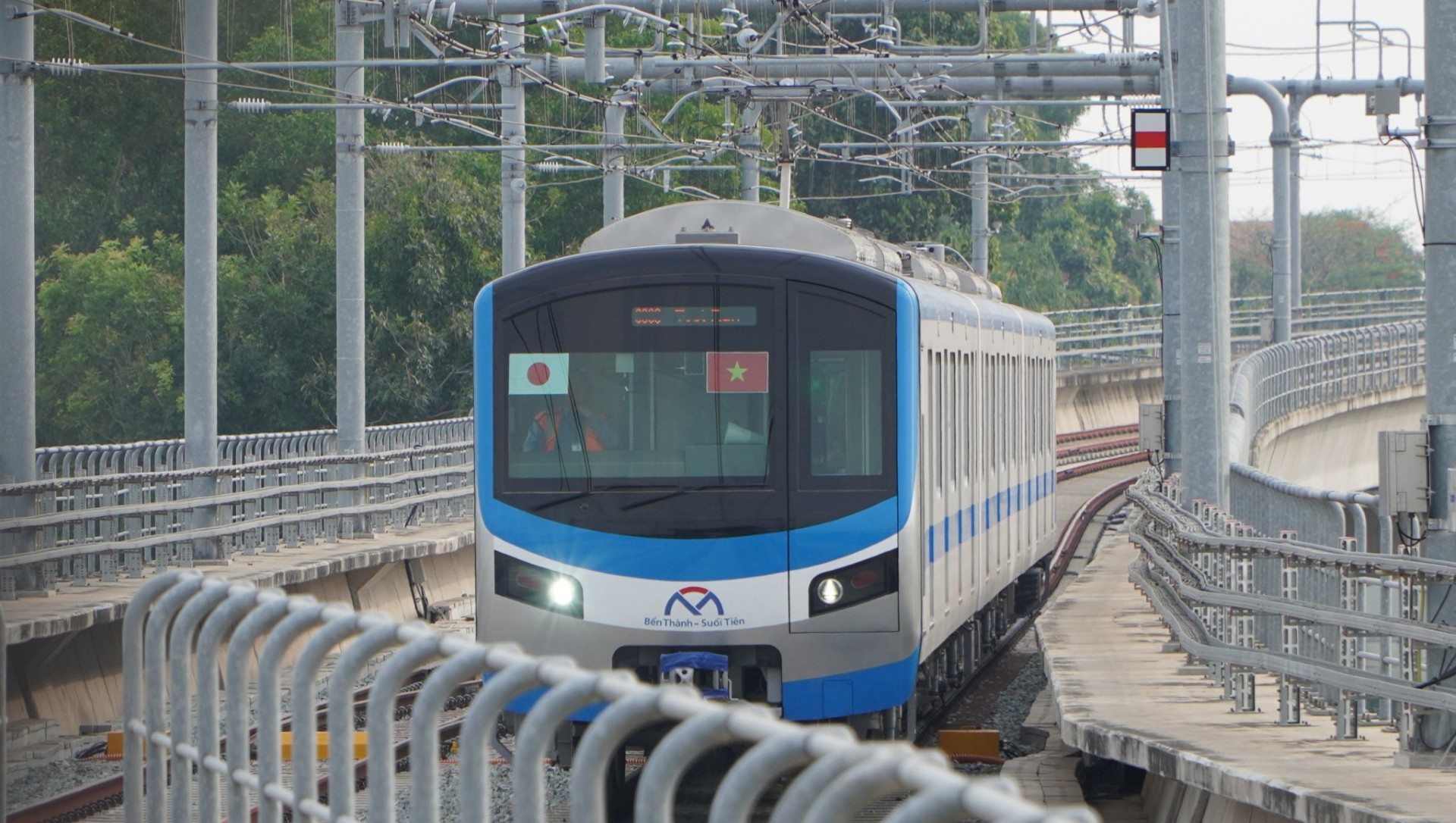 Tuyến metro số 1 (Bến Th&agrave;nh - Suối Ti&ecirc;n) qu&aacute; phụ thuộc nước ngo&agrave;i, đ&atilde; nhiều lần lỡ hẹn, mới gia hạn ho&agrave;n th&agrave;nh trong năm 2024 thay v&igrave; theo kế hoạch trước đ&oacute; l&agrave; cuối năm 2023Ảnh: L&ecirc; Vĩnh