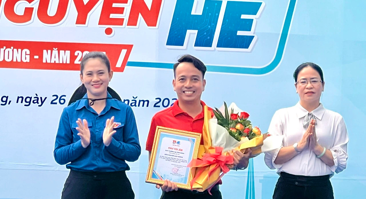 Tặng 500 l&aacute; cờ Tổ quốc tại lễ ra qu&acirc;n chiến dịch Thanh ni&ecirc;n t&igrave;nh nguyện B&igrave;nh Dương- Ảnh 3.
