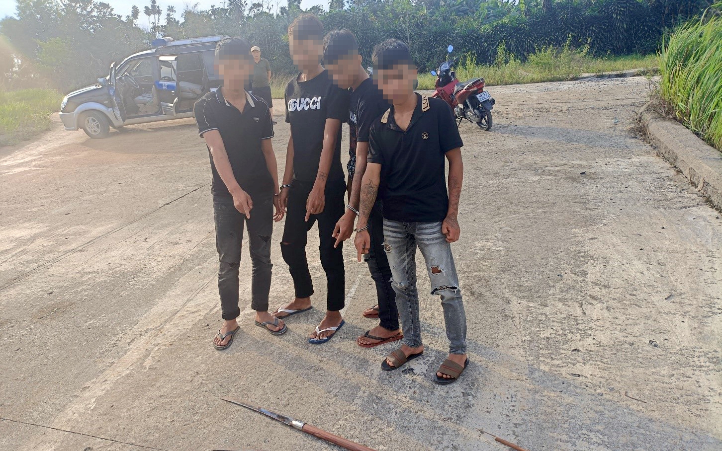 Nhóm thanh thiếu niên dùng hung khí cướp tài sản người đi "săn mây"
