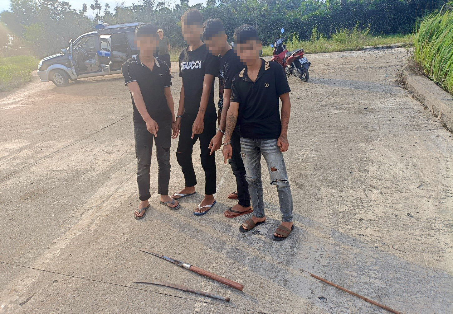 Nhóm thanh, thiếu niên dùng hung khí cướp tài sản người đi