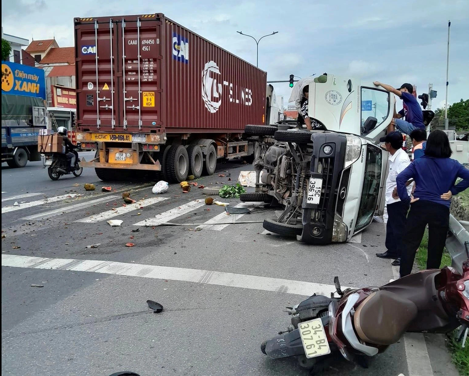 Tai nạn li&ecirc;n ho&agrave;n tr&ecirc;n quốc lộ 5, 3 người bị thương- Ảnh 1.