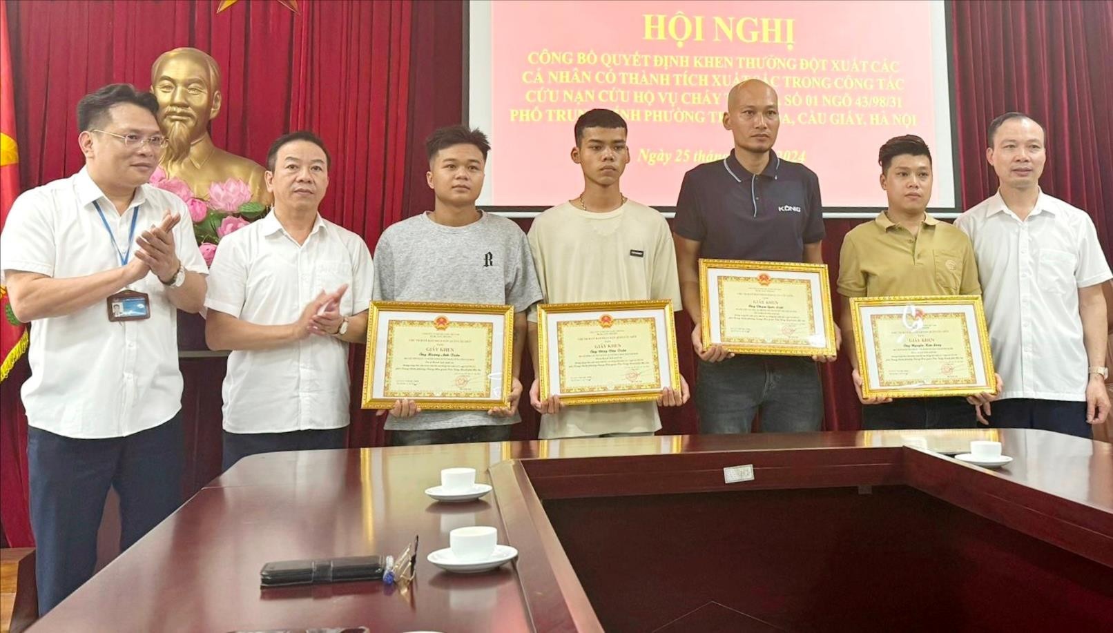 Thủ tướng gửi thư khen 4 người dùng búa đập tường cứu nạn nhân vụ cháy nhà trọ- Ảnh 1.