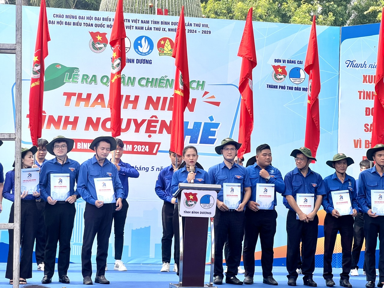 Tặng 500 l&aacute; cờ Tổ quốc tại lễ ra qu&acirc;n chiến dịch Thanh ni&ecirc;n t&igrave;nh nguyện B&igrave;nh Dương- Ảnh 1.