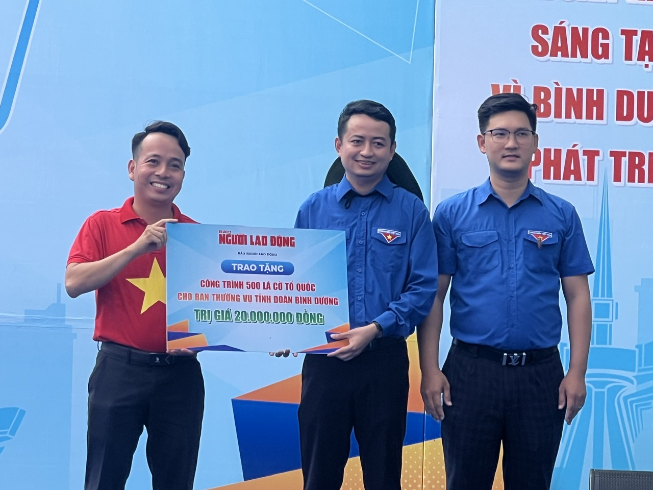 Tặng 500 l&aacute; cờ Tổ quốc tại lễ ra qu&acirc;n chiến dịch Thanh ni&ecirc;n t&igrave;nh nguyện B&igrave;nh Dương- Ảnh 2.
