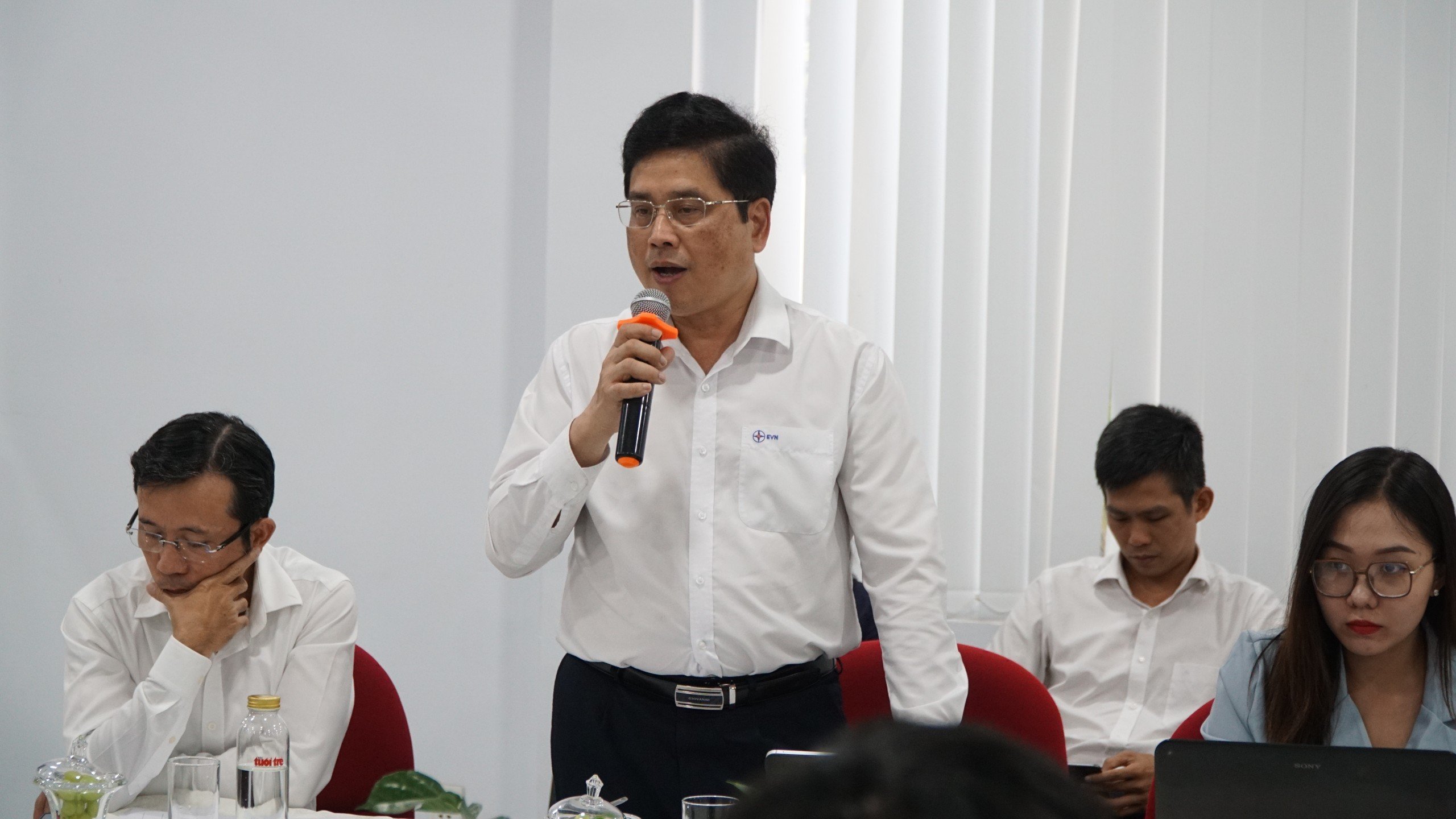 Trả lời &yacute; kiến cử tri ph&iacute;a Nam về gi&aacute; điện - Ảnh 1.