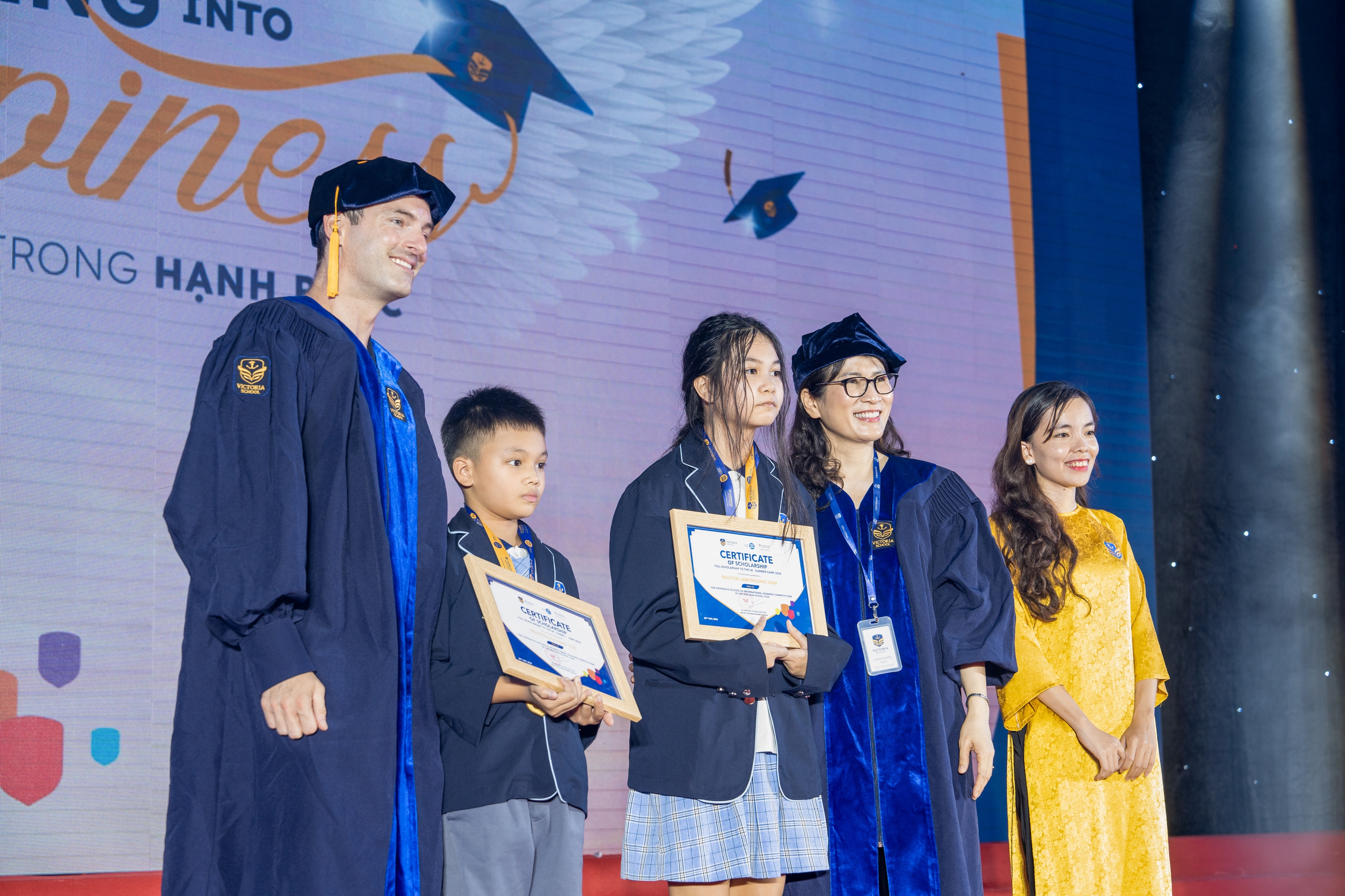 TS. Nguyễn Thị Thu Anh - Tổng Hiệu trưởng Hệ thống Victoria School v&agrave; Th.S Ryan Rose - Ph&oacute; Hiệu trưởng Chương tr&igrave;nh quốc tế trao thưởng cho học sinh