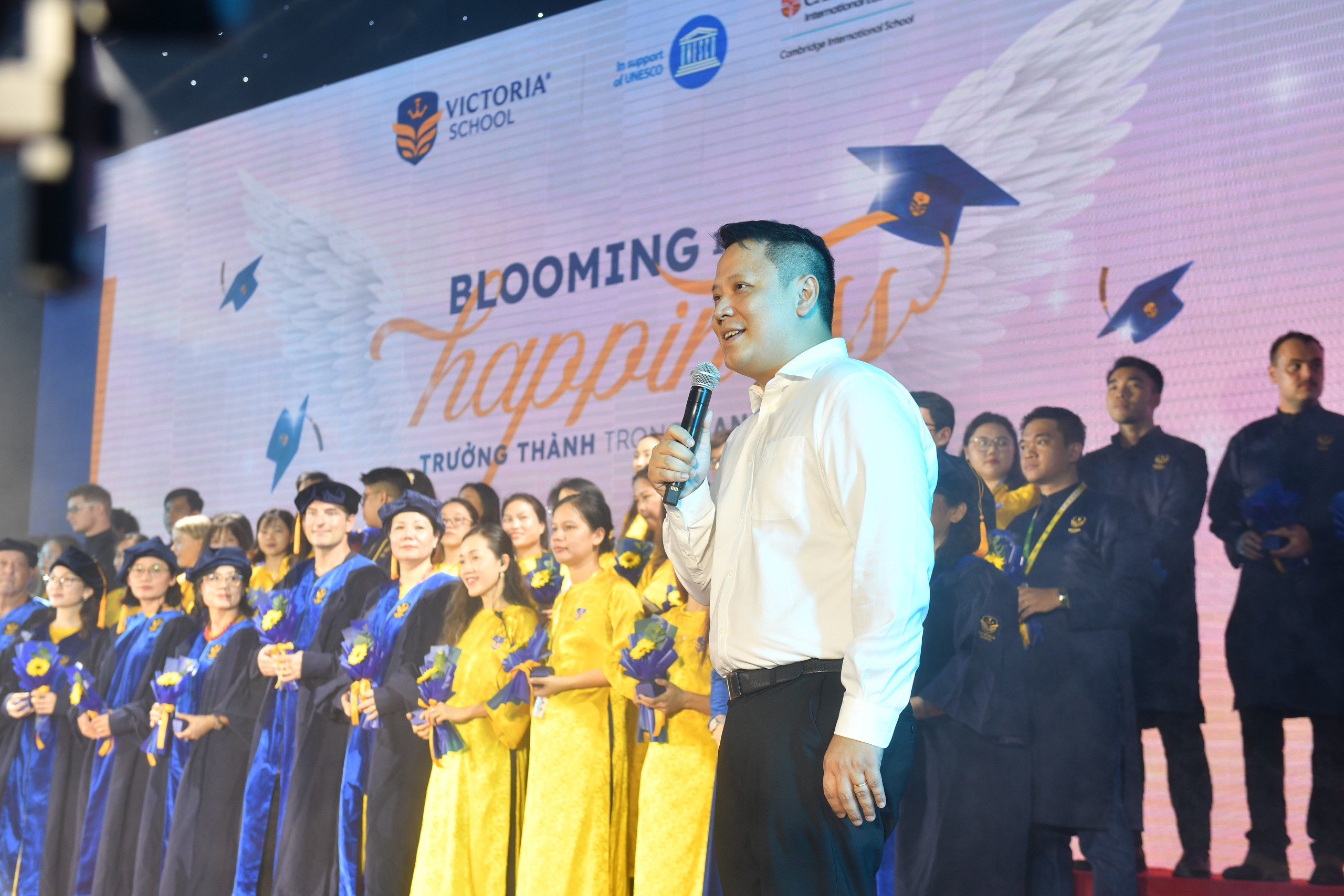 Gi&aacute;o sư Tiến sĩ L&ecirc; Anh Vinh chia sẻ c&ugrave;ng với c&aacute;c thầy c&ocirc;, phụ huynh v&agrave; học sinh