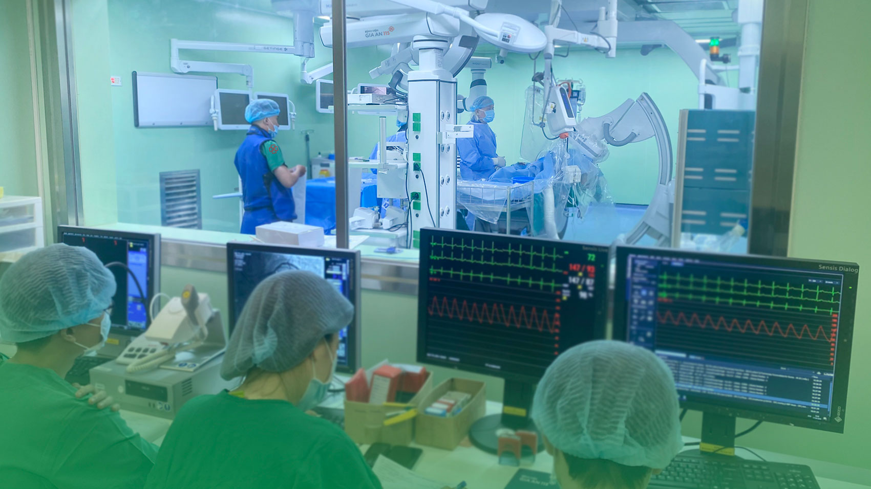 Ca bệnh c&ugrave;ng l&uacute;c bị đột quỵ v&agrave; nhồi m&aacute;u cơ tim cấp được c&aacute;c b&aacute;c sĩ xử tr&iacute; khẩn cứu sống