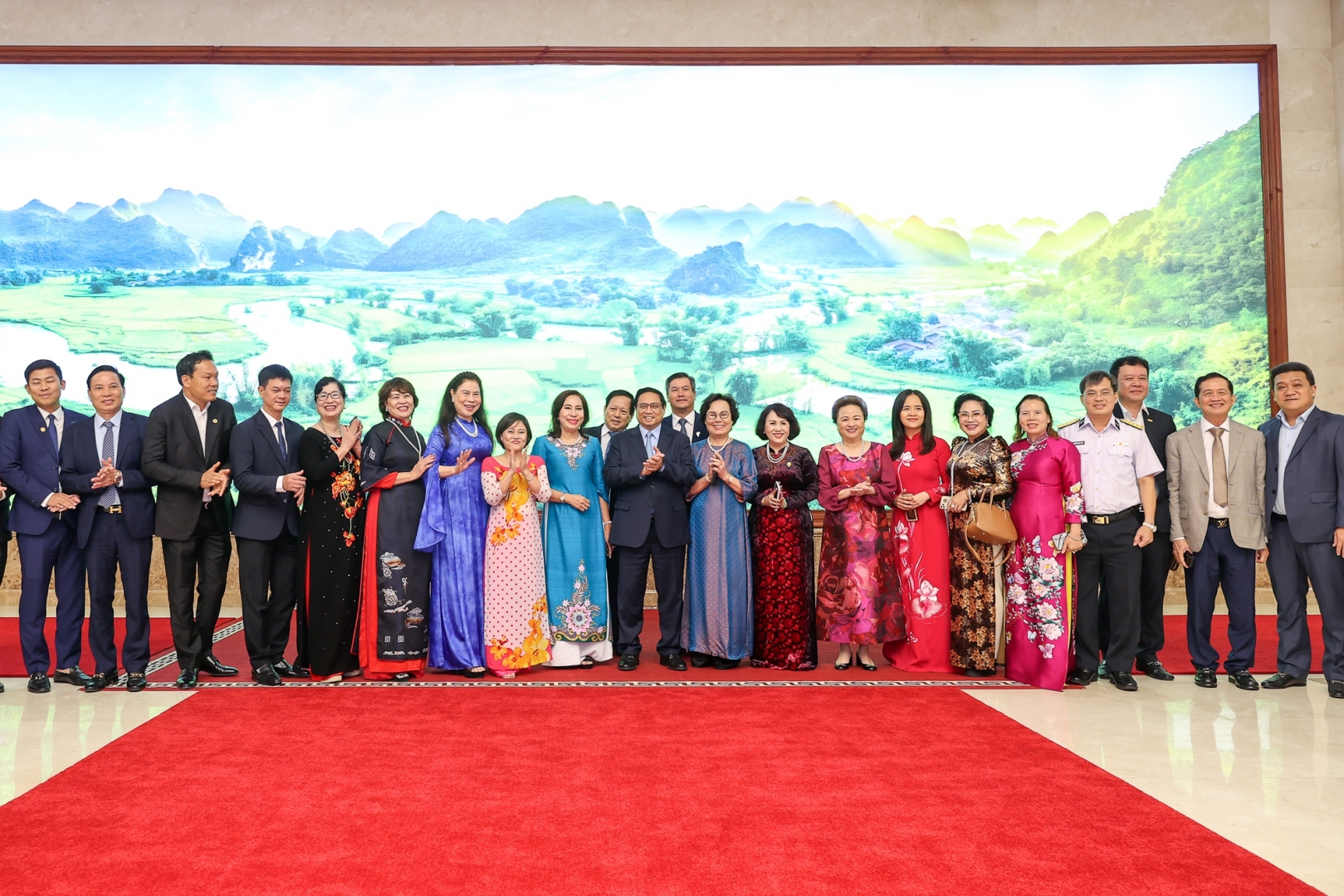 Madam Nguyễn Thị Nga c&ugrave;ng giới doanh nh&acirc;n gặp gỡ Thủ tướng nh&acirc;n Ng&agrave;y Doanh nh&acirc;n Việt Nam- Ảnh 8.