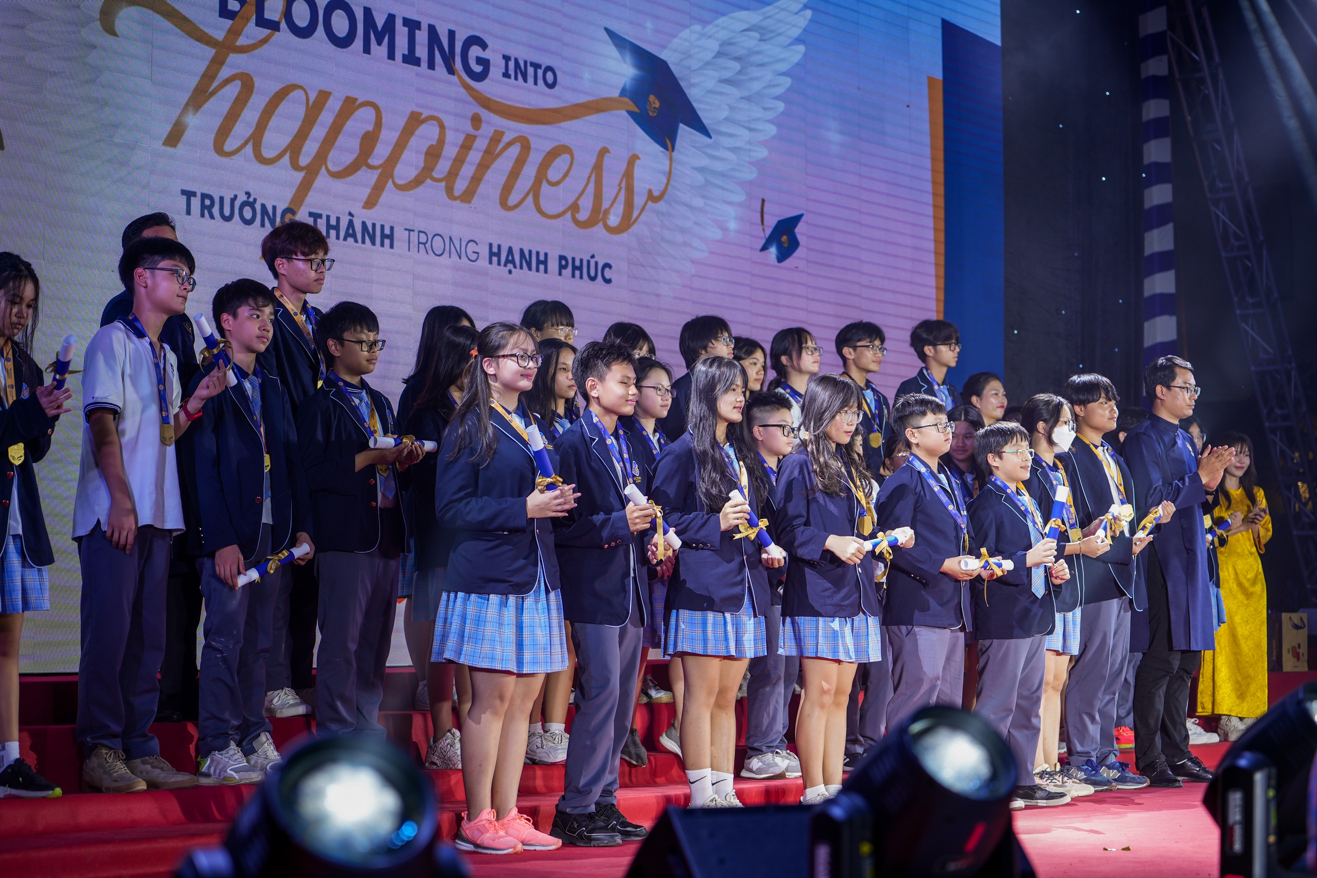 C&aacute;c học sinh nhận giải thưởng sau một năm nỗ lực học tập tại Victoria School