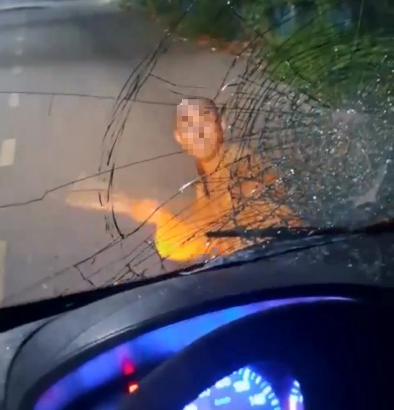 Th&ocirc;ng tin bất ngờ về người đ&agrave;n &ocirc;ng mặc &aacute;o quần giống nh&agrave; sư, h&agrave;nh động bất thường- Ảnh 1.