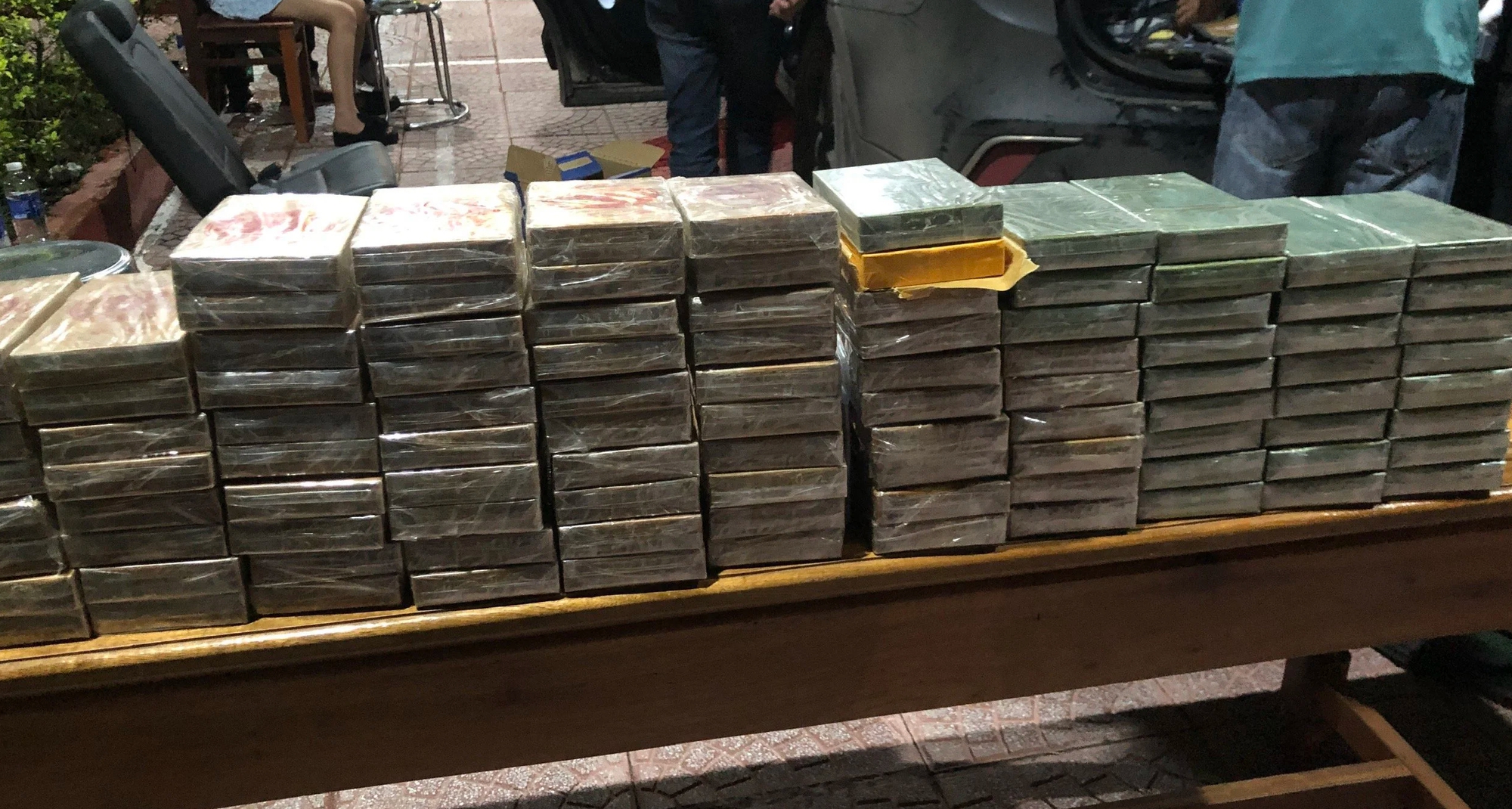Phá đường dây vận chuyển ma tuý xuyên quốc gia, thu giữ 100 bánh heroin- Ảnh 2.