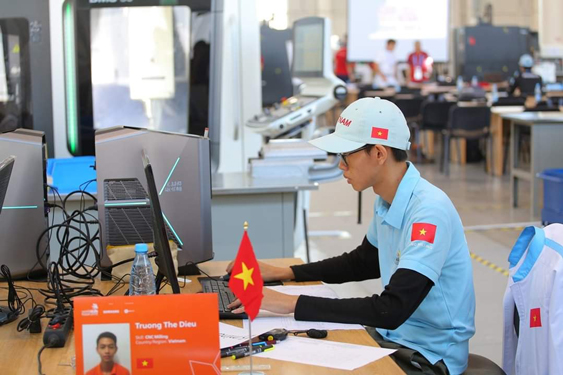 Trương Thế Diệu làm bài thi trên máy tính tại kỳ thi Tay nghề thế giới 2019