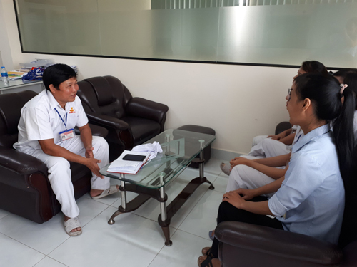 &Ocirc;ng Trần Thanh Lộc (b&ecirc;n tr&aacute;i) - Chủ tịch C&ocirc;ng đo&agrave;n C&ocirc;ng ty CP Thực phẩm Thi&ecirc;n Hương (quận 12, TP HCM) - trao đổi, lắng nghe &yacute; kiến của đo&agrave;n vi&ecirc;nẢnh: CAO HƯỜNG