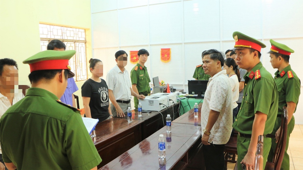 Bắt giam nguy&ecirc;n 1 ph&oacute; trưởng ph&ograve;ng t&agrave;i nguy&ecirc;n v&agrave; m&ocirc;i trường ở tỉnh B&igrave;nh Phước- Ảnh 1.